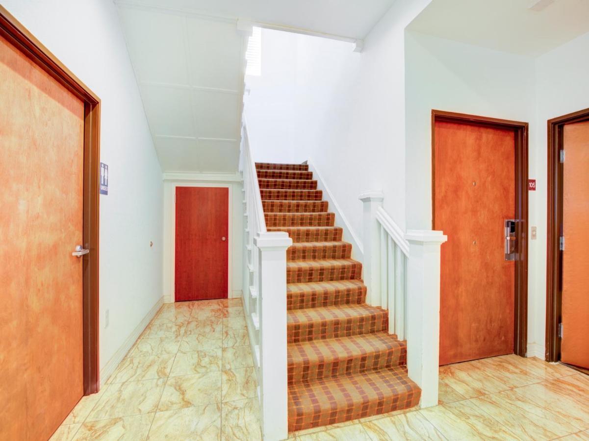 Hotel Dilley Grand Екстер'єр фото