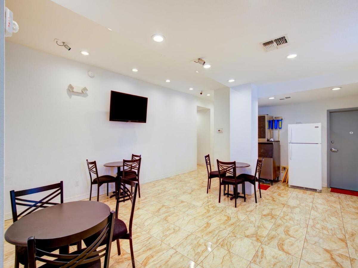 Hotel Dilley Grand Екстер'єр фото