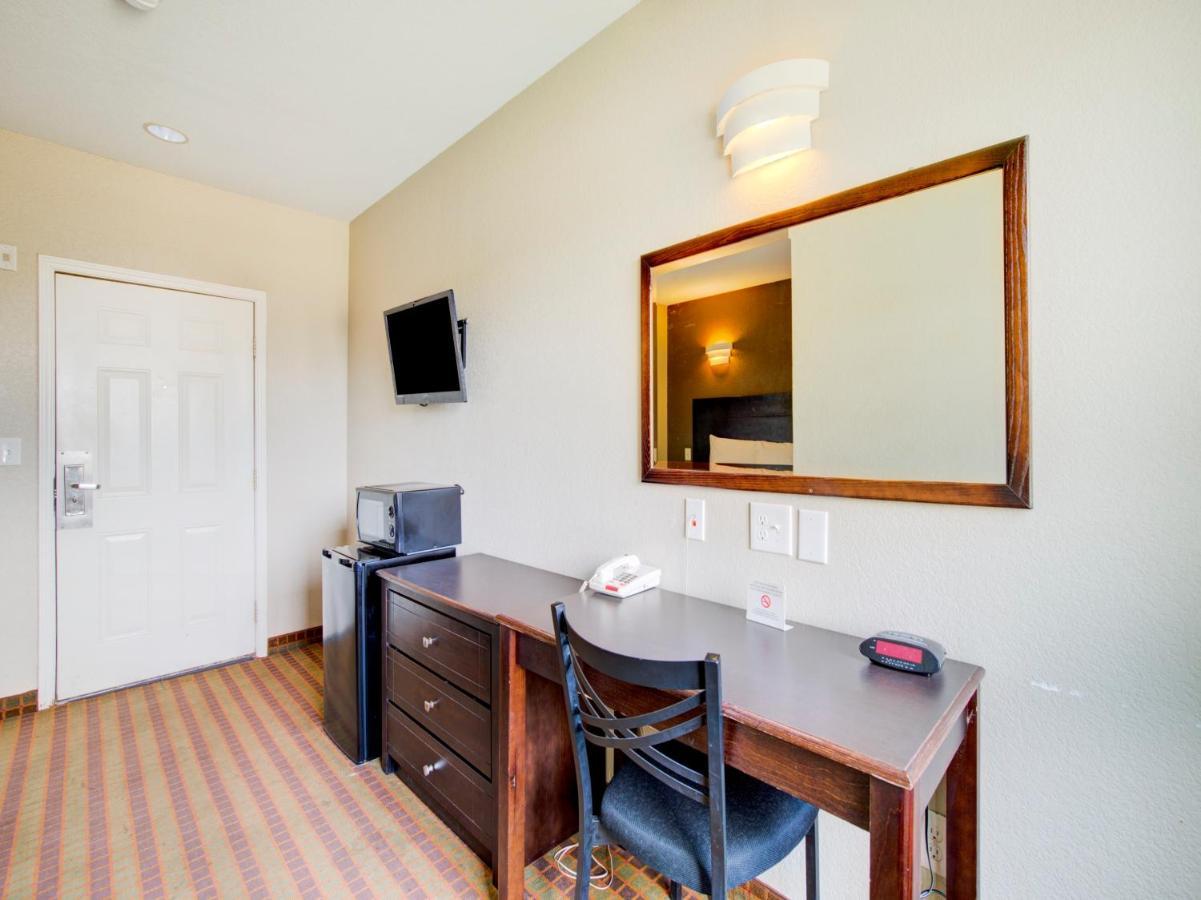 Hotel Dilley Grand Екстер'єр фото