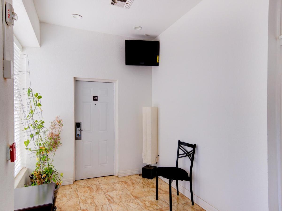 Hotel Dilley Grand Екстер'єр фото