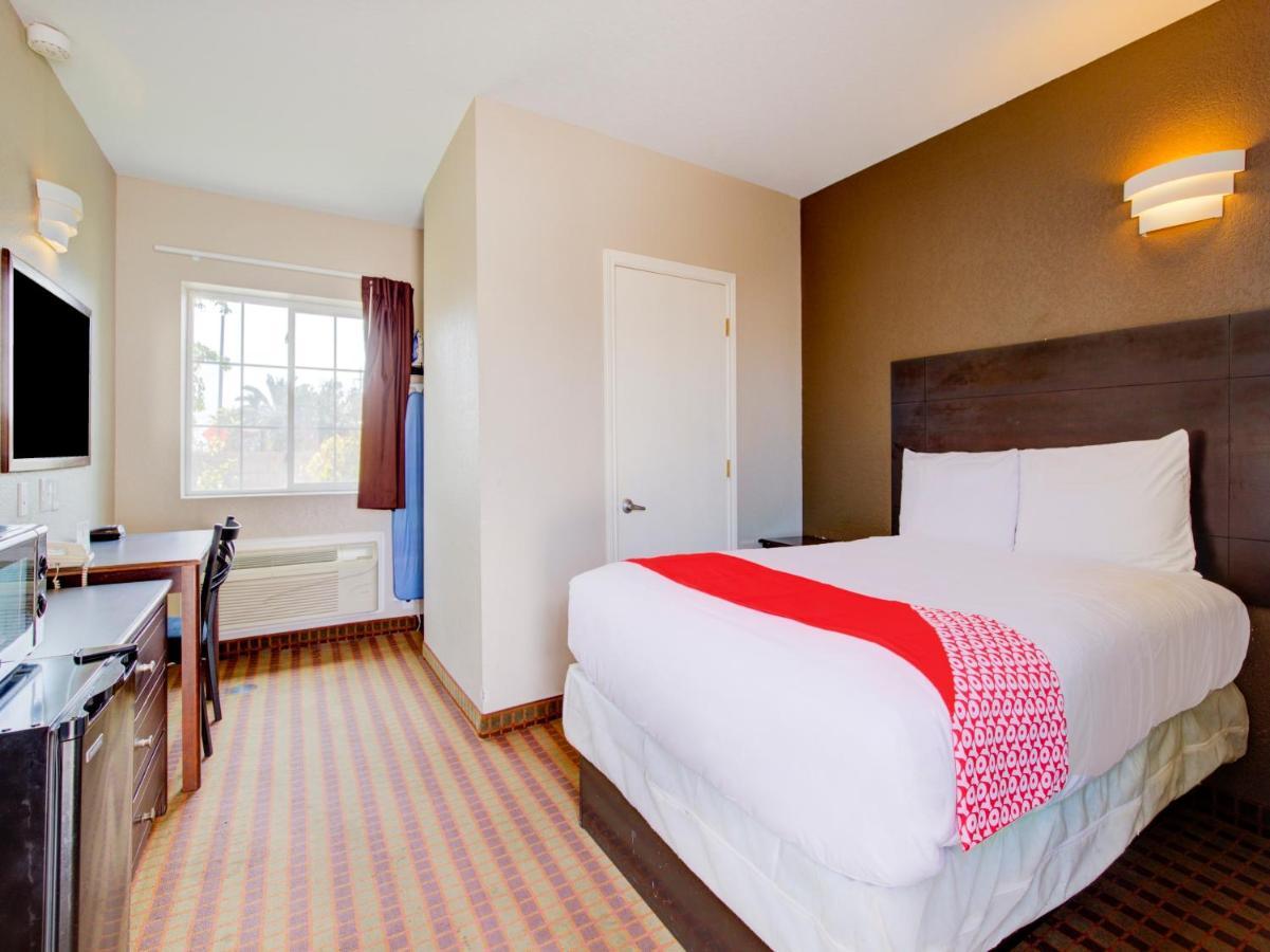 Hotel Dilley Grand Екстер'єр фото