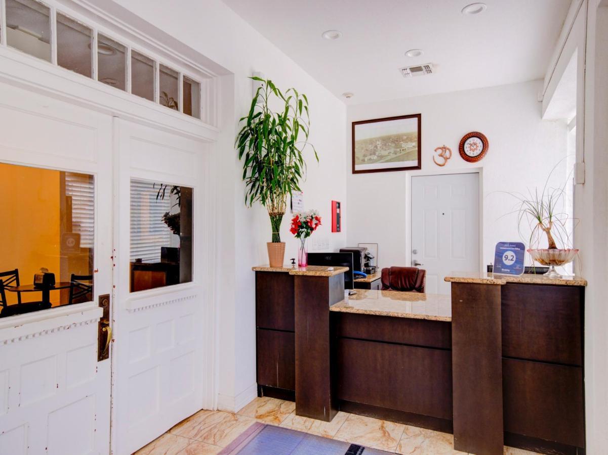 Hotel Dilley Grand Екстер'єр фото