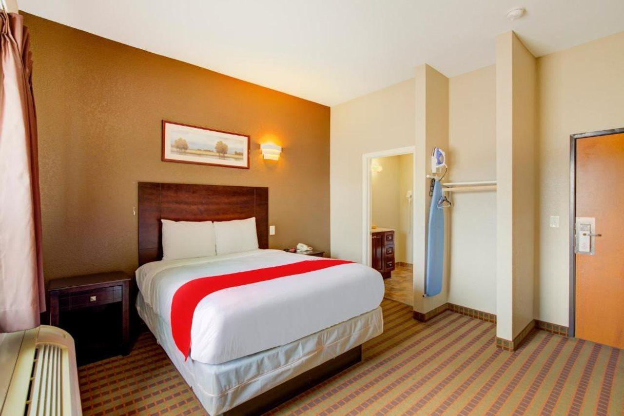 Hotel Dilley Grand Екстер'єр фото