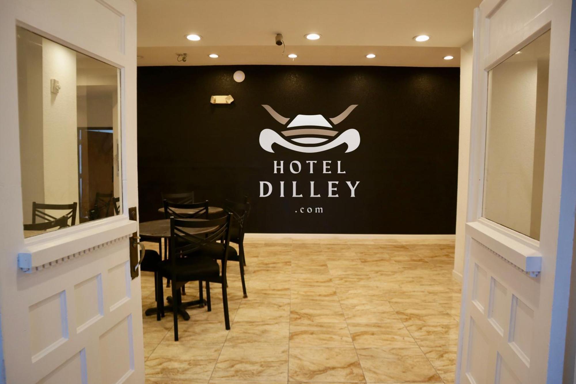 Hotel Dilley Grand Екстер'єр фото