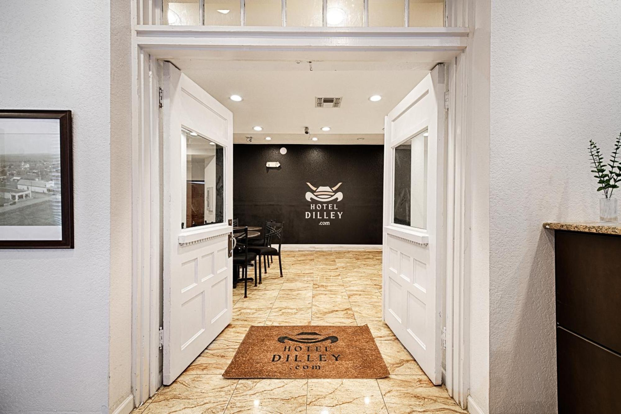 Hotel Dilley Grand Екстер'єр фото