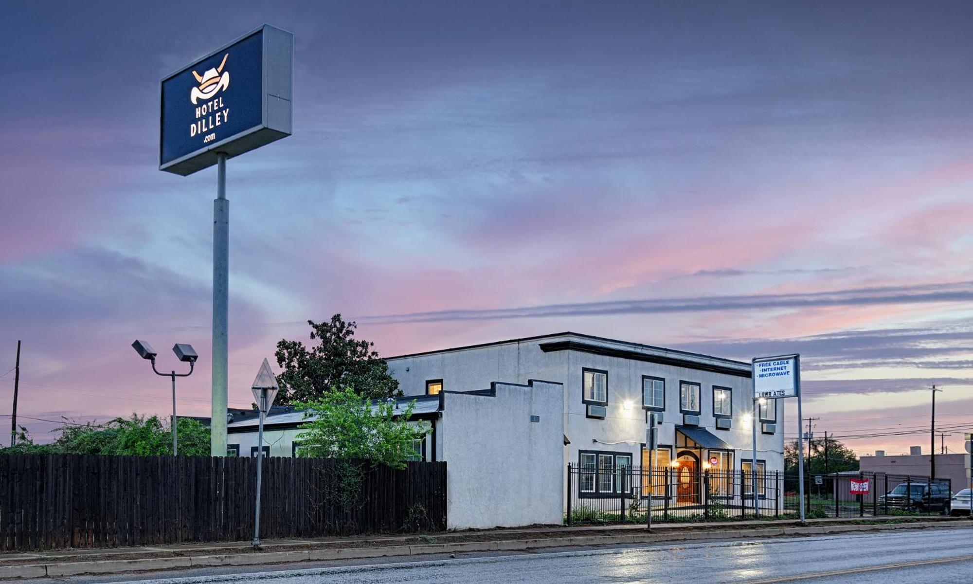 Hotel Dilley Grand Екстер'єр фото