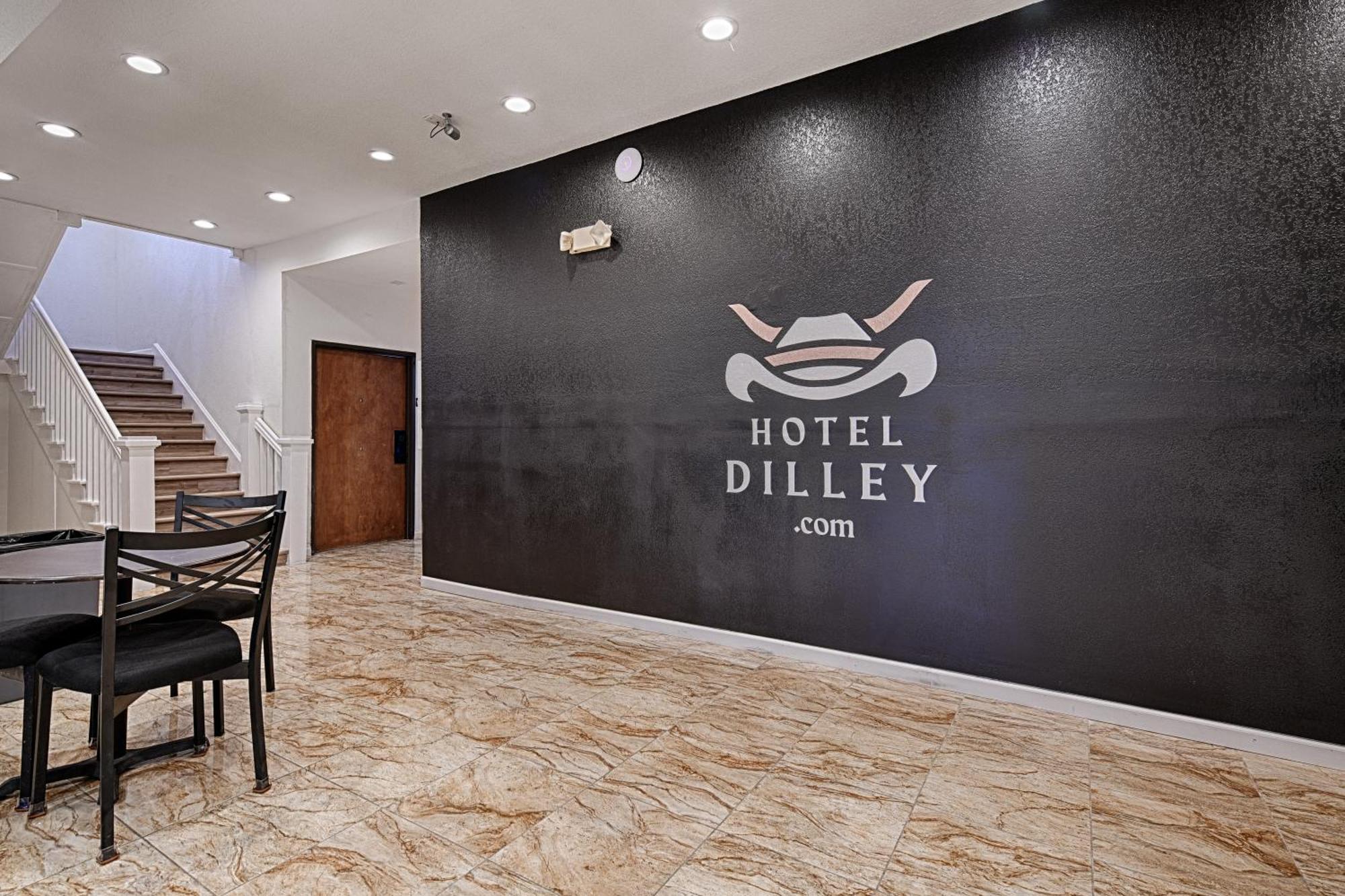 Hotel Dilley Grand Екстер'єр фото