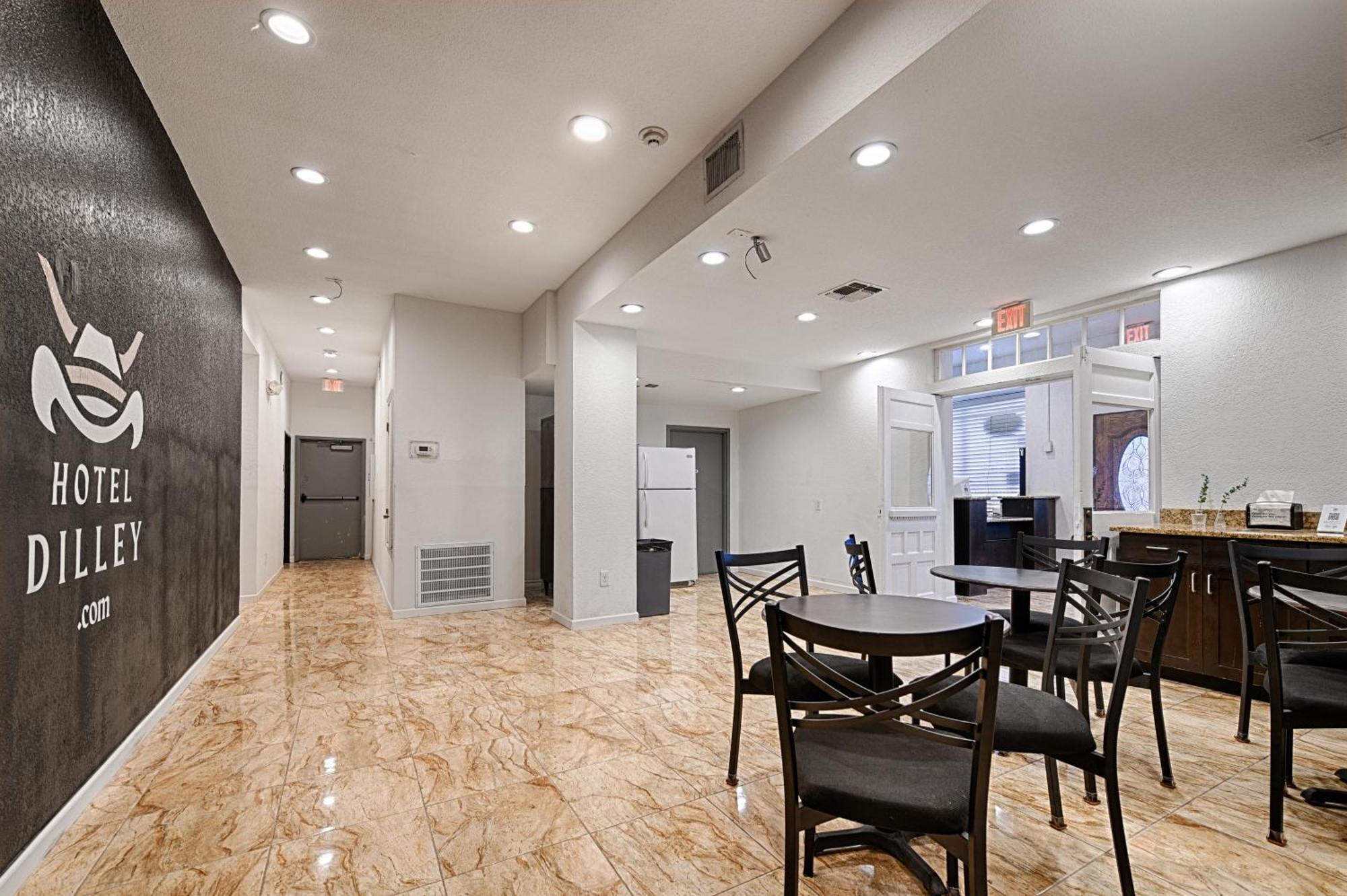 Hotel Dilley Grand Екстер'єр фото