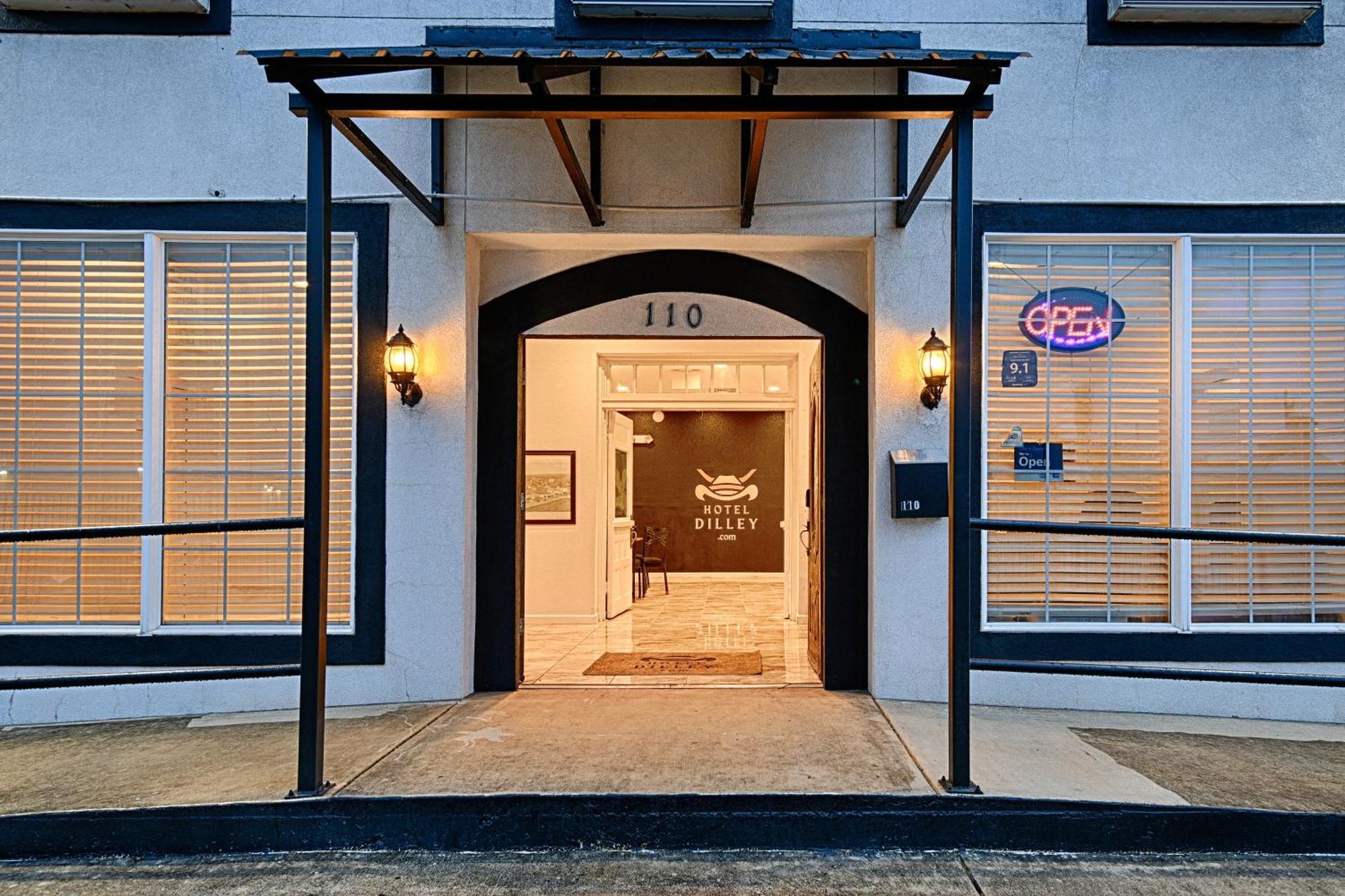 Hotel Dilley Grand Екстер'єр фото