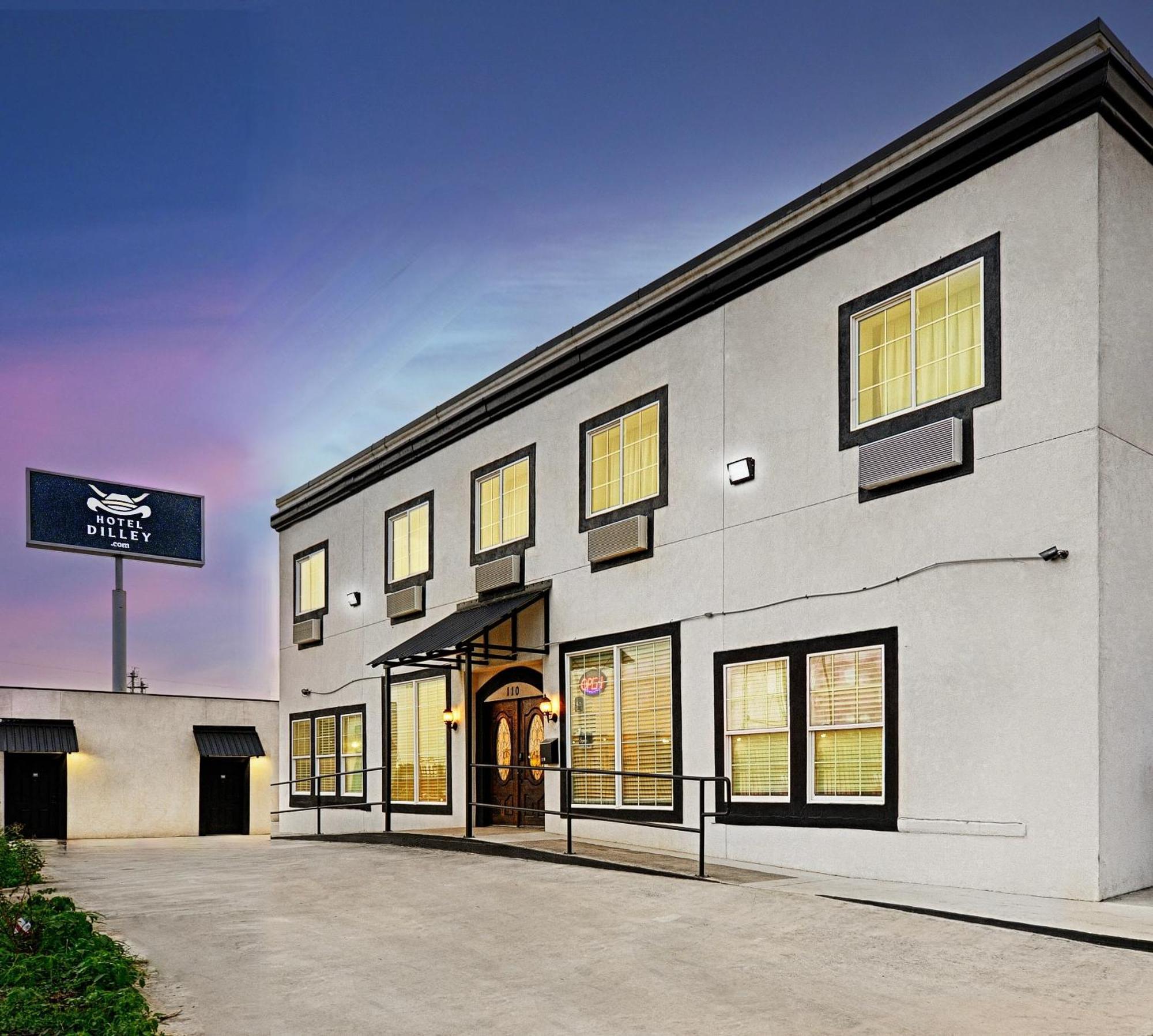 Hotel Dilley Grand Екстер'єр фото