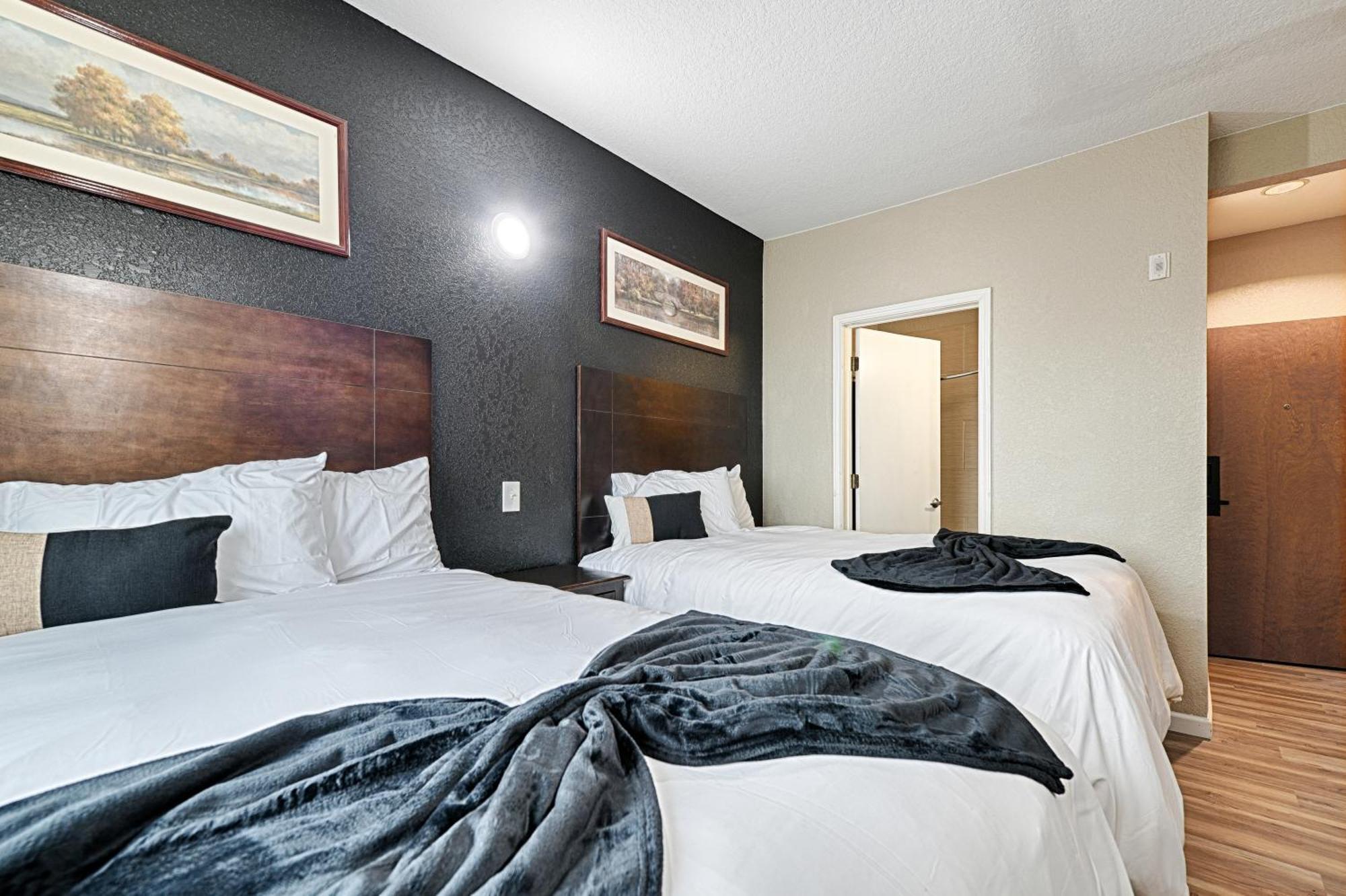 Hotel Dilley Grand Екстер'єр фото
